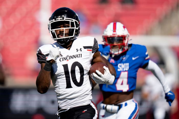 Cincinnati Bearcats running back Charles McClelland (10) runs for a 76 yard touchdown reception in the second quarter of the American Athletic Conference game between the Cincinnati Bearcats and the Southern Methodist Mustangs at Gerald J. Ford Stadium in Dallas on Saturday, Oct. 22, 2022. Cincinnati Bearcats At Southern Methodist Mustangs 458